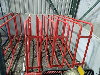 Lot 30 - Drimee Heated Horse Rug Stand 240v fits 3 Rugs