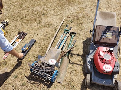 Lot 541 - Qty assorted garden hand tools