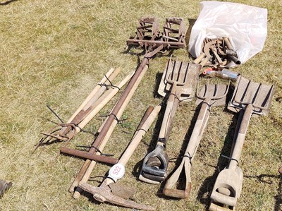 Lot 522 - Qty Old garden tools