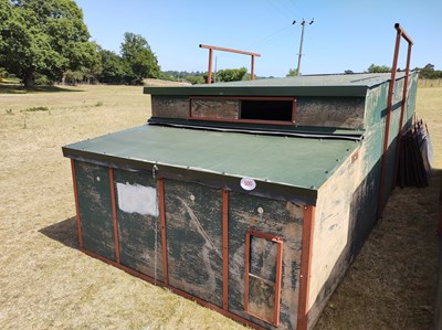 Lot 500 - Weaner Kennel & Hurdles