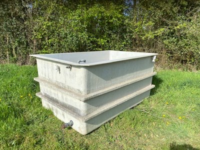 Lot 733e - 1000 Gallon water tank