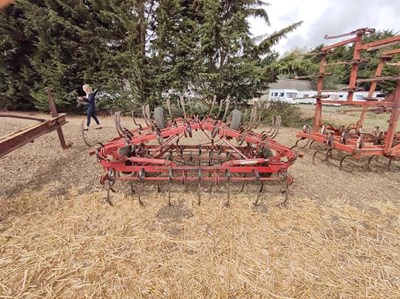 Lot 11 - Kongskilde hydraulic folding spring tine