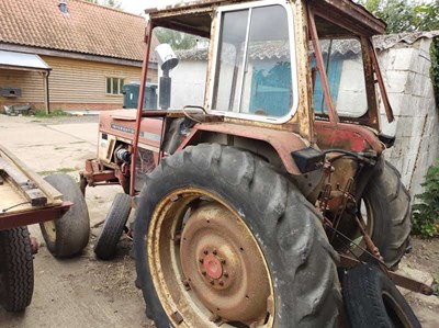 Lot 28 - International 674 tractor (1978) (Reg KCE...