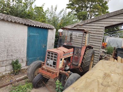 Lot 28 - International 674 tractor (1978) (Reg KCE...