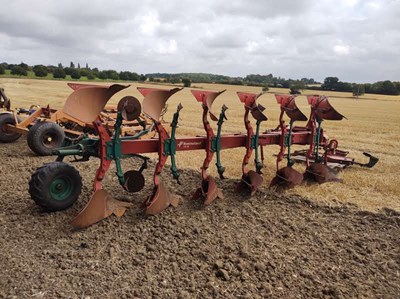 Lot 15 - Kvernaland 6 furrow reversible plough (Year:...