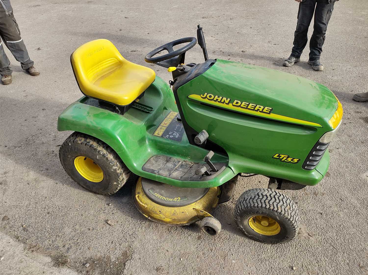 Lot 40 - John Deere LT155 Ride on Mower 42 Inch Cut