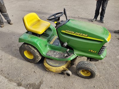 Lot 40 - John Deere LT155 Ride on Mower 42 Inch Cut