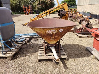 Lot 55 - Vicon Tail Wag Spreader